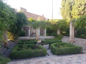 Traumhafter Springbrunnen in der Festung Alcazaba in Malaga