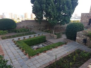 Traumhafter Garten in der Festung Alcazaba in Malaga